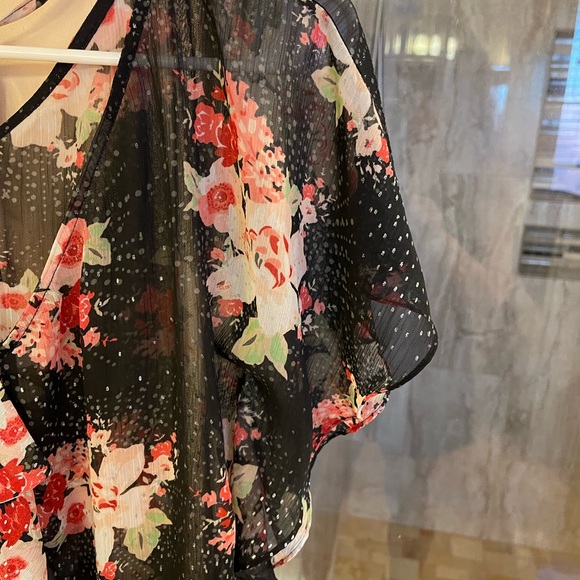 Super cute butterfly sleeve blouse - Picture 4 of 5